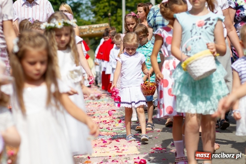 Zdjęcie w galerii na portalu naszraciborz.pl: Procesja z Chrystusem i Matką Bożą Raciborską  wiadomości z regionu