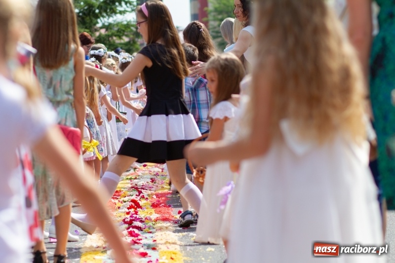 Zdjęcie w galerii na portalu naszraciborz.pl: Procesja z Chrystusem i Matką Bożą Raciborską  wiadomości z regionu
