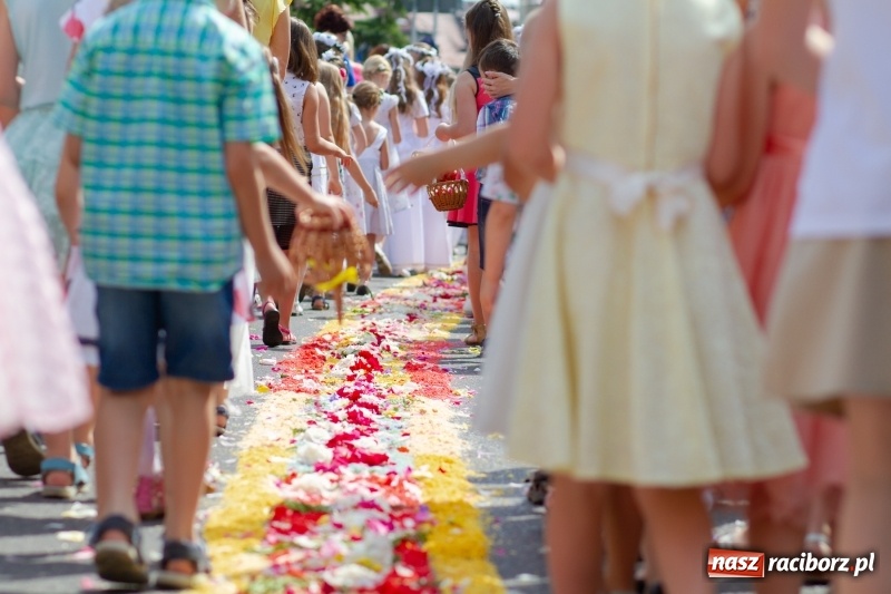 Zdjęcie w galerii na portalu naszraciborz.pl: Procesja z Chrystusem i Matką Bożą Raciborską  wiadomości z regionu