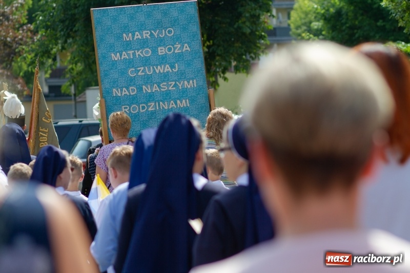 Zdjęcie w galerii na portalu naszraciborz.pl: Procesja z Chrystusem i Matką Bożą Raciborską  wiadomości z regionu