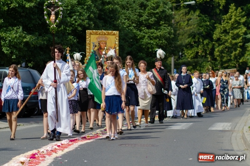 Zdjęcie w galerii na portalu naszraciborz.pl: Procesja z Chrystusem i Matką Bożą Raciborską  wiadomości z regionu