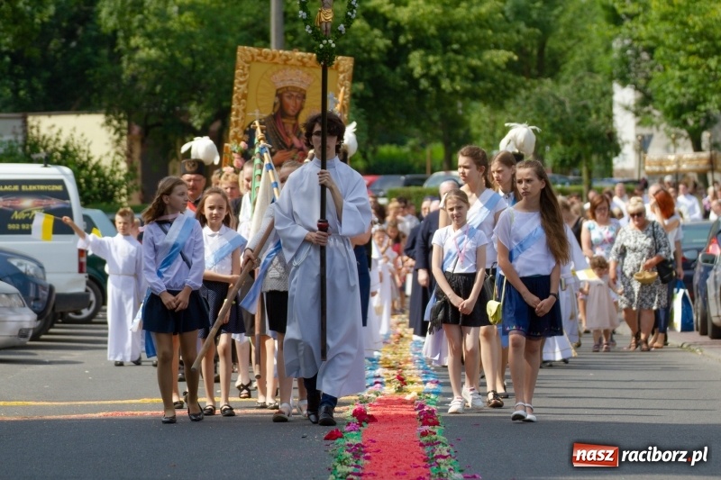 Zdjęcie w galerii na portalu naszraciborz.pl: Procesja z Chrystusem i Matką Bożą Raciborską  wiadomości z regionu