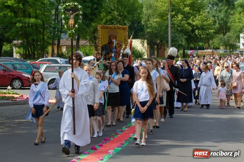 Zdjęcie w galerii na portalu naszraciborz.pl: Procesja z Chrystusem i Matką Bożą Raciborską  wiadomości z regionu
