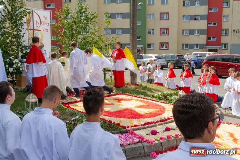 Zdjęcie w galerii na portalu naszraciborz.pl: Procesja z Chrystusem i Matką Bożą Raciborską  wiadomości z regionu