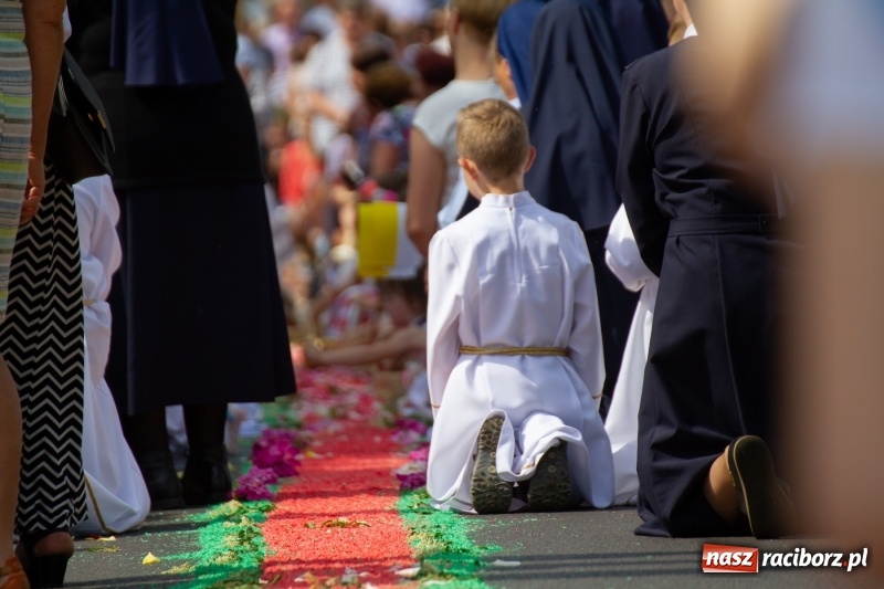 Zdjęcie w galerii na portalu naszraciborz.pl: Procesja z Chrystusem i Matką Bożą Raciborską  wiadomości z regionu