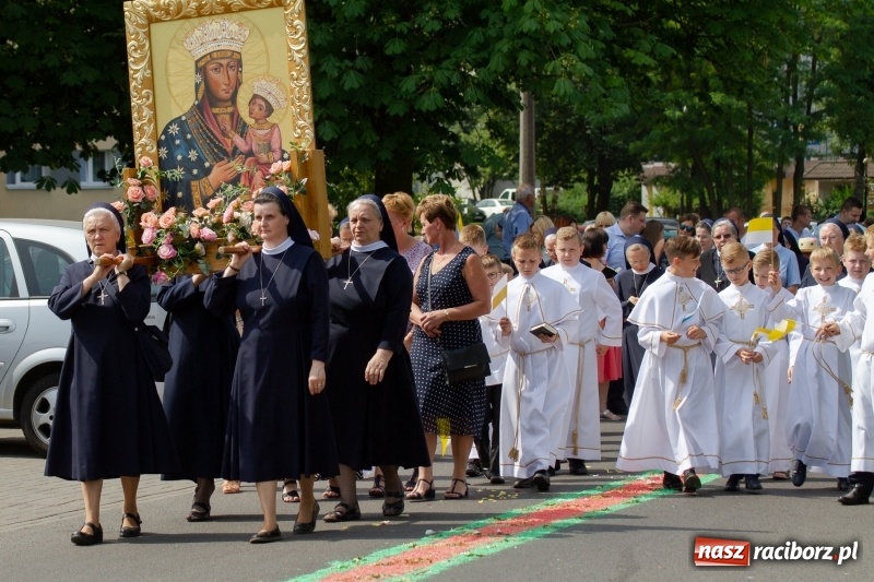 Zdjęcie w galerii na portalu naszraciborz.pl: Procesja z Chrystusem i Matką Bożą Raciborską  wiadomości z regionu