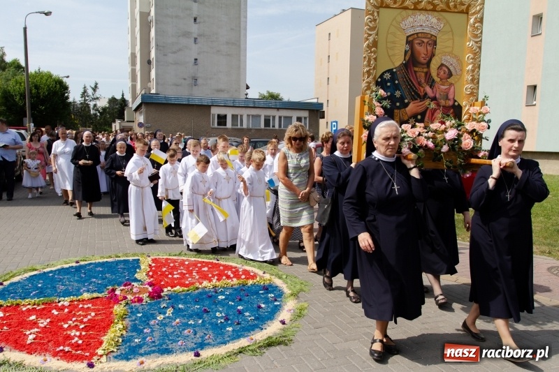 Zdjęcie w galerii na portalu naszraciborz.pl: Procesja z Chrystusem i Matką Bożą Raciborską  wiadomości z regionu