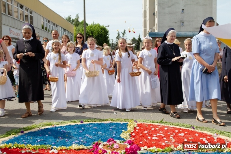 Zdjęcie w galerii na portalu naszraciborz.pl: Procesja z Chrystusem i Matką Bożą Raciborską  wiadomości z regionu