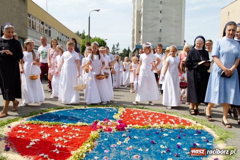 Zdjęcie w galerii na portalu naszraciborz.pl: Procesja z Chrystusem i Matką Bożą Raciborską  wiadomości z regionu