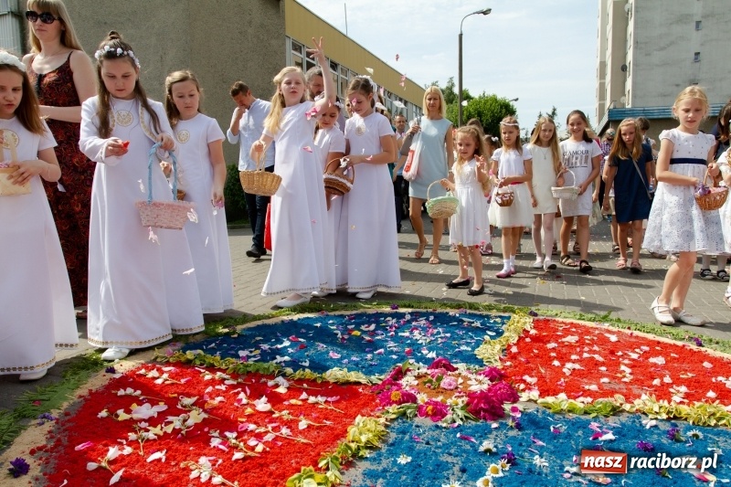 Zdjęcie w galerii na portalu naszraciborz.pl: Procesja z Chrystusem i Matką Bożą Raciborską  wiadomości z regionu