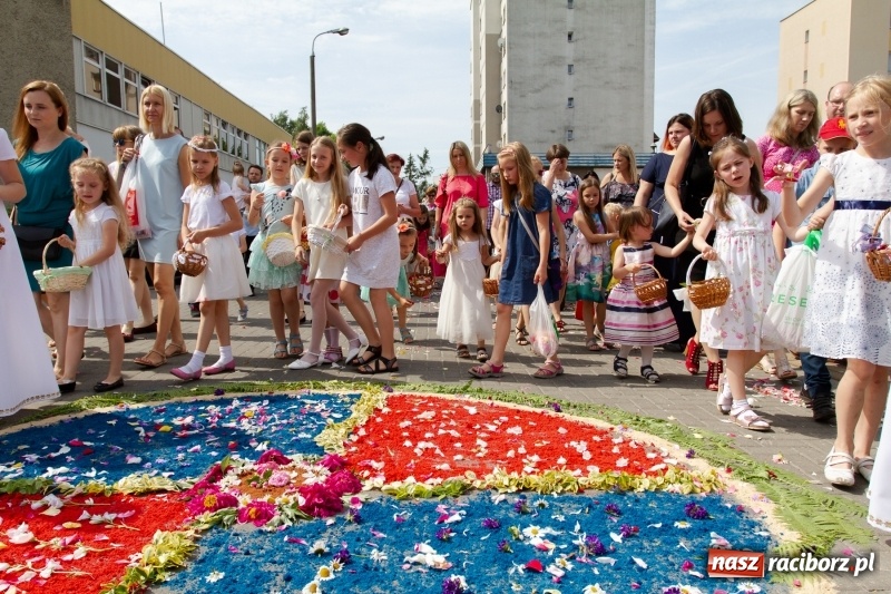 Zdjęcie w galerii na portalu naszraciborz.pl: Procesja z Chrystusem i Matką Bożą Raciborską  wiadomości z regionu