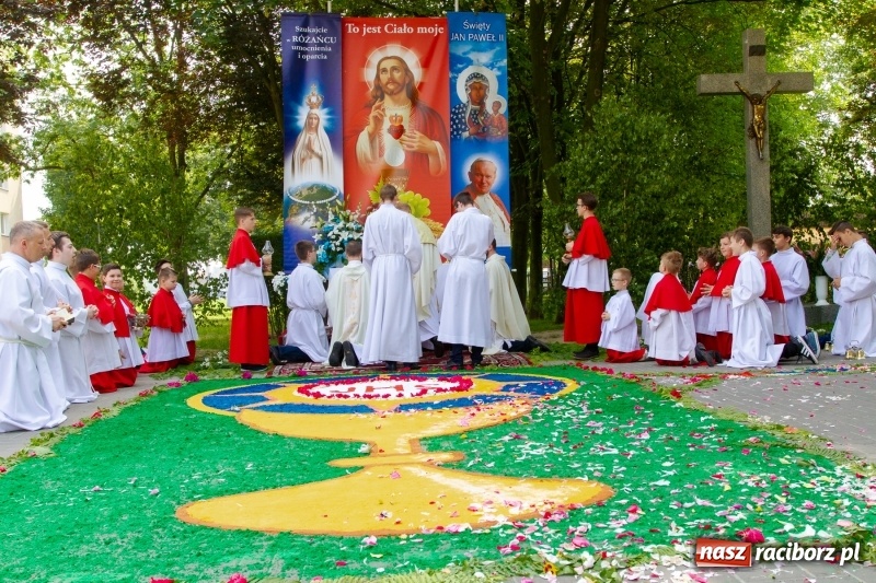 Zdjęcie w galerii na portalu naszraciborz.pl: Procesja z Chrystusem i Matką Bożą Raciborską  wiadomości z regionu