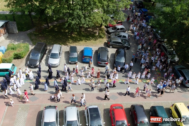 Zdjęcie w galerii na portalu naszraciborz.pl: Procesja z Chrystusem i Matką Bożą Raciborską  wiadomości z regionu