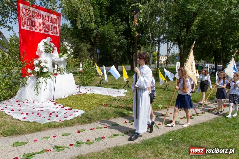 Zdjęcie w galerii na portalu naszraciborz.pl: Procesja z Chrystusem i Matką Bożą Raciborską  wiadomości z regionu