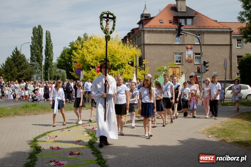 Zdjęcie w galerii na portalu naszraciborz.pl: Procesja z Chrystusem i Matką Bożą Raciborską  wiadomości z regionu