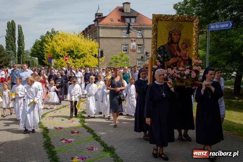 Zdjęcie w galerii na portalu naszraciborz.pl: Procesja z Chrystusem i Matką Bożą Raciborską  wiadomości z regionu