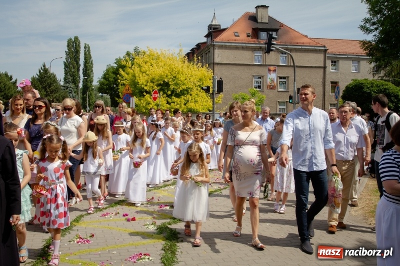 Zdjęcie w galerii na portalu naszraciborz.pl: Procesja z Chrystusem i Matką Bożą Raciborską  wiadomości z regionu