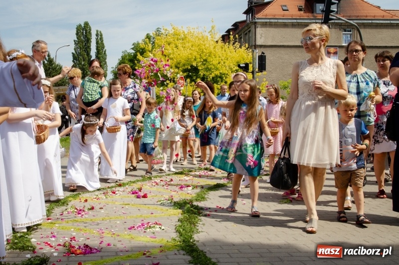 Zdjęcie w galerii na portalu naszraciborz.pl: Procesja z Chrystusem i Matką Bożą Raciborską  wiadomości z regionu