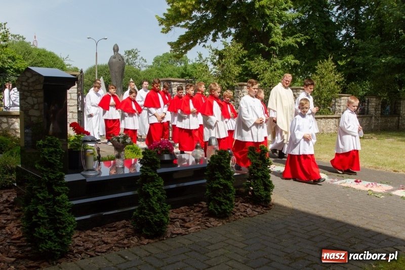 Zdjęcie w galerii na portalu naszraciborz.pl: Procesja z Chrystusem i Matką Bożą Raciborską  wiadomości z regionu