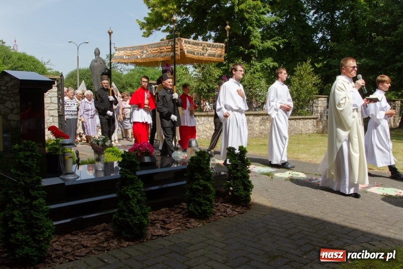 Zdjęcie w galerii na portalu naszraciborz.pl: Procesja z Chrystusem i Matką Bożą Raciborską  wiadomości z regionu