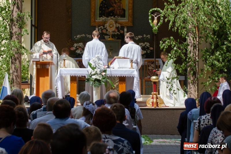 Zdjęcie w galerii na portalu naszraciborz.pl: Procesja z Chrystusem i Matką Bożą Raciborską  wiadomości z regionu