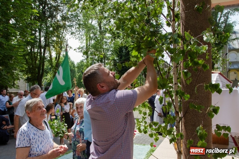 Zdjęcie w galerii na portalu naszraciborz.pl: Procesja z Chrystusem i Matką Bożą Raciborską  wiadomości z regionu