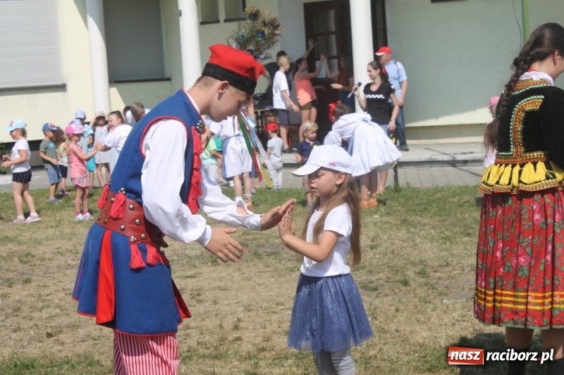 Zdjęcie w galerii na portalu naszraciborz.pl: Strzecha na festynie na Płoni  wiadomości z regionu