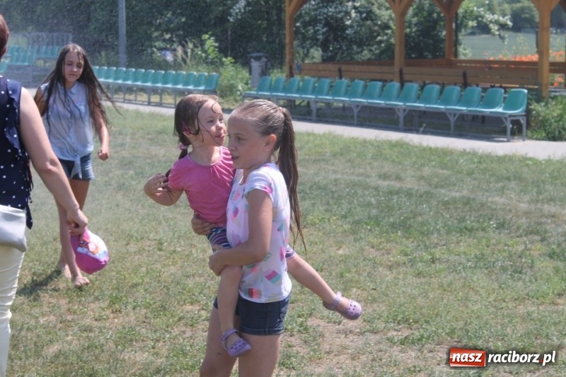 Zdjęcie w galerii na portalu naszraciborz.pl: Strzecha na festynie na Płoni  wiadomości z regionu
