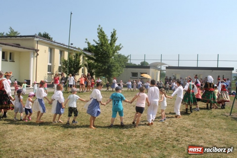 Zdjęcie w galerii na portalu naszraciborz.pl: Strzecha na festynie na Płoni  wiadomości z regionu