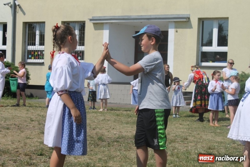 Zdjęcie w galerii na portalu naszraciborz.pl: Strzecha na festynie na Płoni  wiadomości z regionu