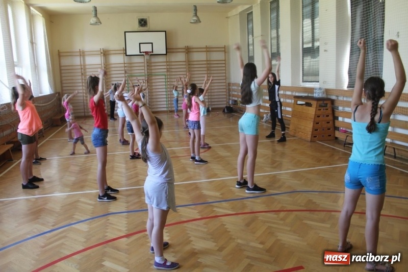 Zdjęcie w galerii na portalu naszraciborz.pl: Strzecha na festynie na Płoni  wiadomości z regionu