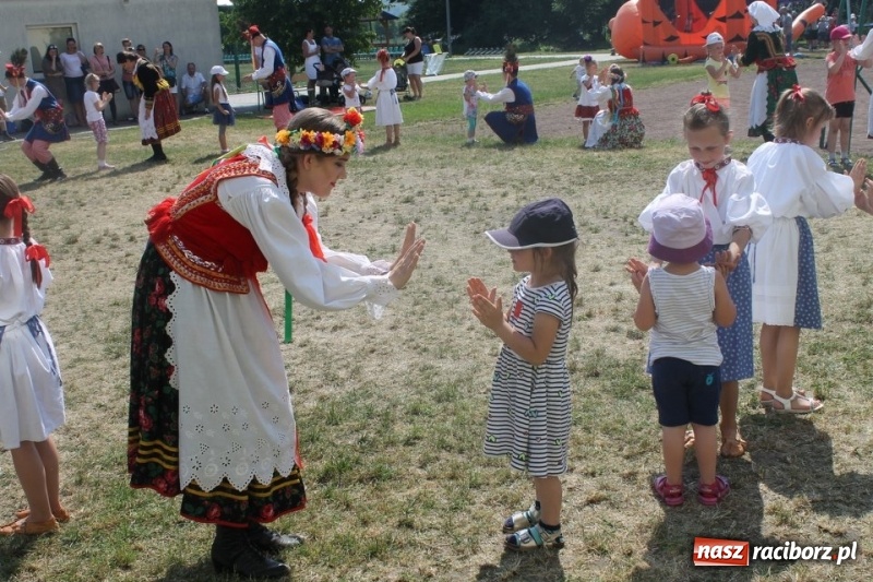 Zdjęcie w galerii na portalu naszraciborz.pl: Strzecha na festynie na Płoni  wiadomości z regionu