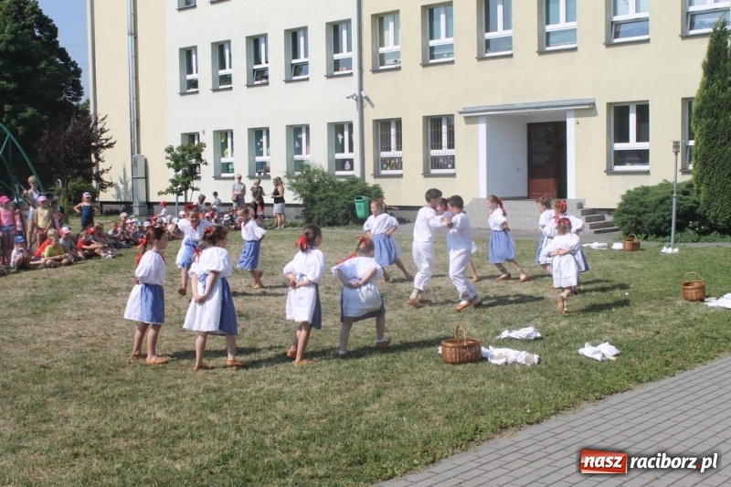 Zdjęcie w galerii na portalu naszraciborz.pl: Strzecha na festynie na Płoni  wiadomości z regionu