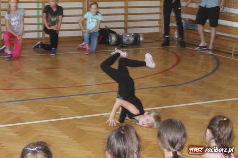 Zdjęcie w galerii na portalu naszraciborz.pl: Strzecha na festynie na Płoni  wiadomości z regionu