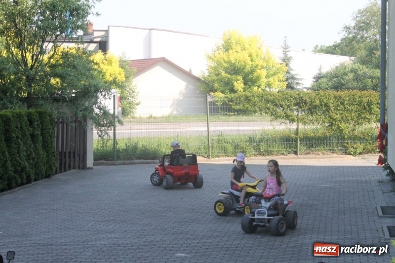 Zdjęcie w galerii na portalu naszraciborz.pl: Strzecha na festynie na Płoni  wiadomości z regionu