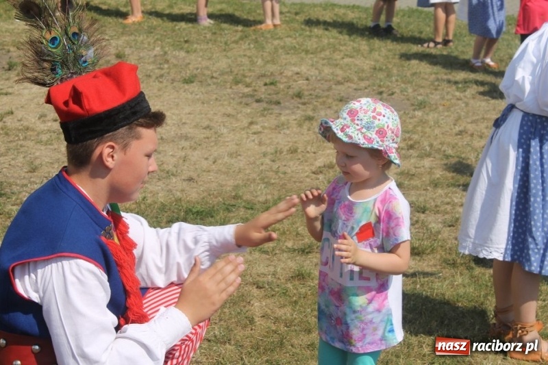 Zdjęcie w galerii na portalu naszraciborz.pl: Strzecha na festynie na Płoni  wiadomości z regionu