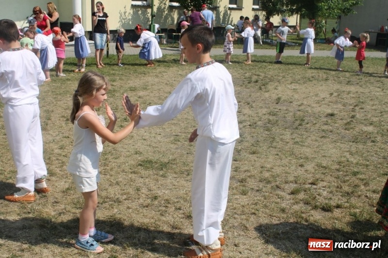 Zdjęcie w galerii na portalu naszraciborz.pl: Strzecha na festynie na Płoni  wiadomości z regionu