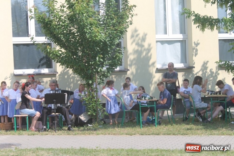 Zdjęcie w galerii na portalu naszraciborz.pl: Strzecha na festynie na Płoni  wiadomości z regionu