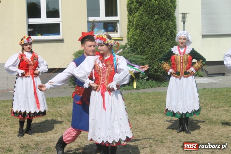 Zdjęcie w galerii na portalu naszraciborz.pl: Strzecha na festynie na Płoni  wiadomości z regionu