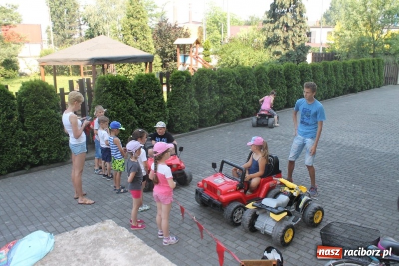 Zdjęcie w galerii na portalu naszraciborz.pl: Strzecha na festynie na Płoni  wiadomości z regionu