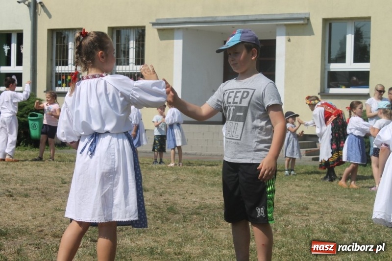 Zdjęcie w galerii na portalu naszraciborz.pl: Strzecha na festynie na Płoni  wiadomości z regionu