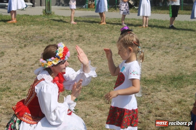Zdjęcie w galerii na portalu naszraciborz.pl: Strzecha na festynie na Płoni  wiadomości z regionu