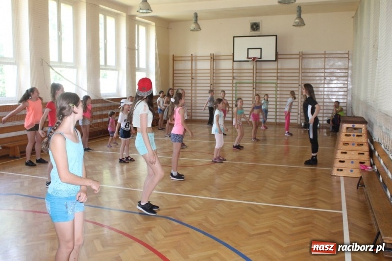 Zdjęcie w galerii na portalu naszraciborz.pl: Strzecha na festynie na Płoni  wiadomości z regionu