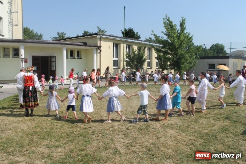 Zdjęcie w galerii na portalu naszraciborz.pl: Strzecha na festynie na Płoni  wiadomości z regionu