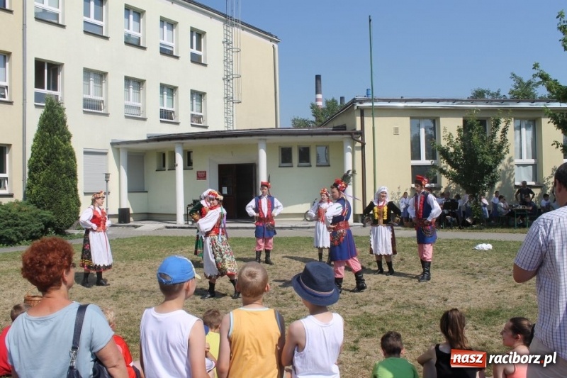 Zdjęcie w galerii na portalu naszraciborz.pl: Strzecha na festynie na Płoni  wiadomości z regionu