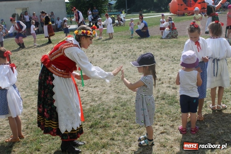 Zdjęcie w galerii na portalu naszraciborz.pl: Strzecha na festynie na Płoni  wiadomości z regionu