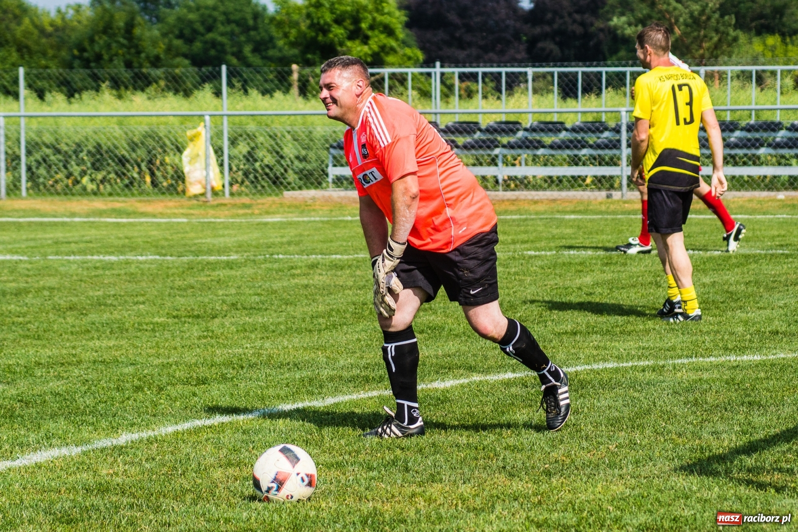 Zdjęcie w galerii na portalu naszraciborz.pl: Turniej oldbojów w Borucinie. Pietrowice z pucharem. Poważna kontuzja zawodnika FC Bavaria wiadomości z regionu