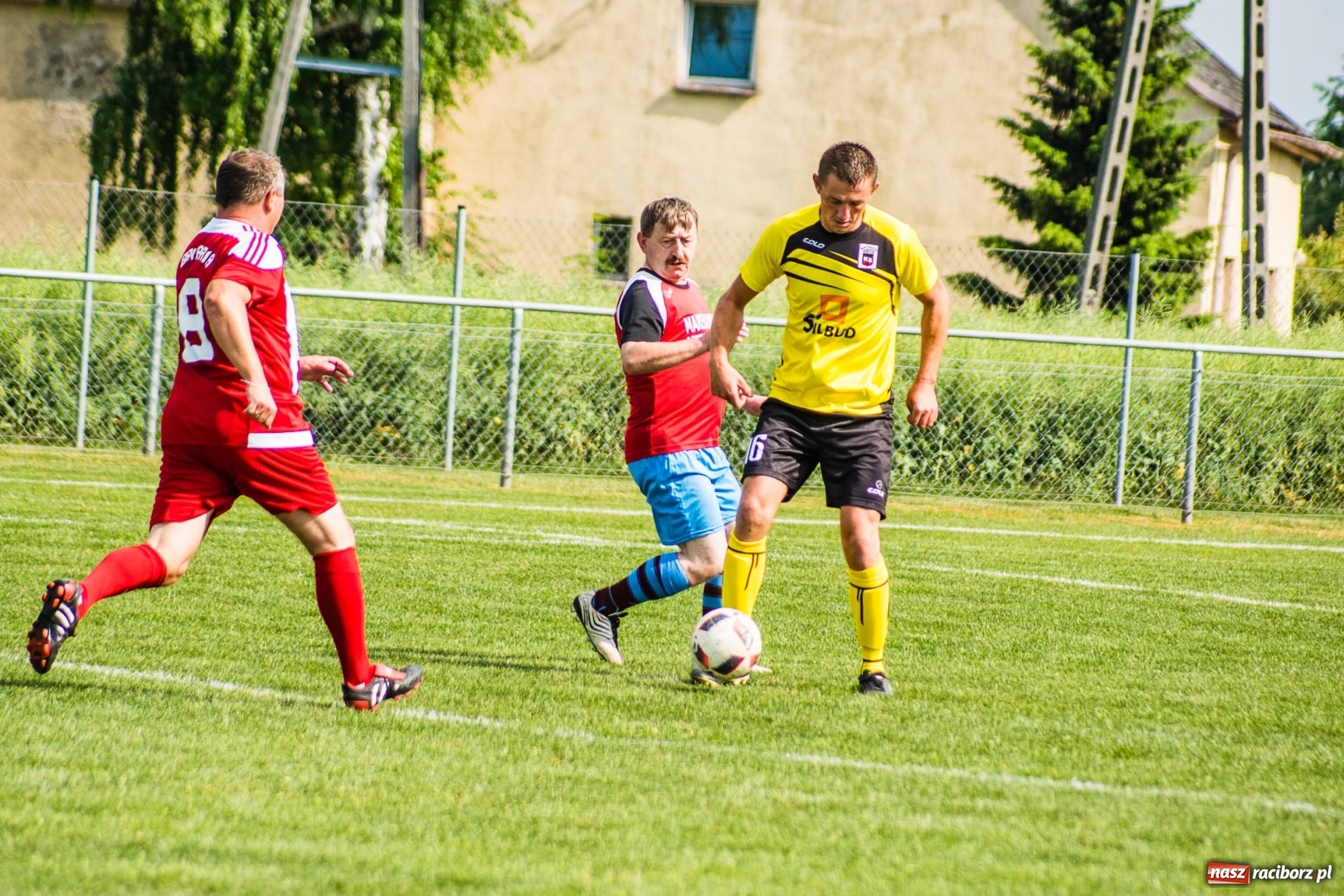 Zdjęcie w galerii na portalu naszraciborz.pl: Turniej oldbojów w Borucinie. Pietrowice z pucharem. Poważna kontuzja zawodnika FC Bavaria wiadomości z regionu