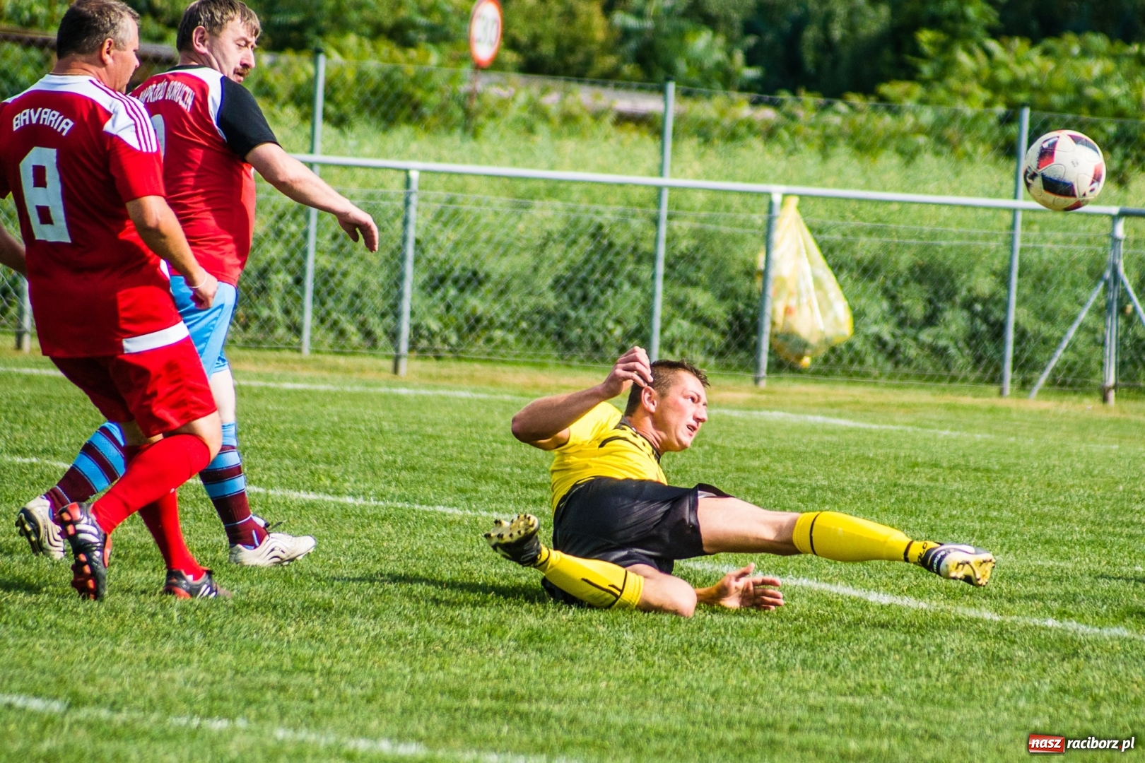 Zdjęcie w galerii na portalu naszraciborz.pl: Turniej oldbojów w Borucinie. Pietrowice z pucharem. Poważna kontuzja zawodnika FC Bavaria wiadomości z regionu