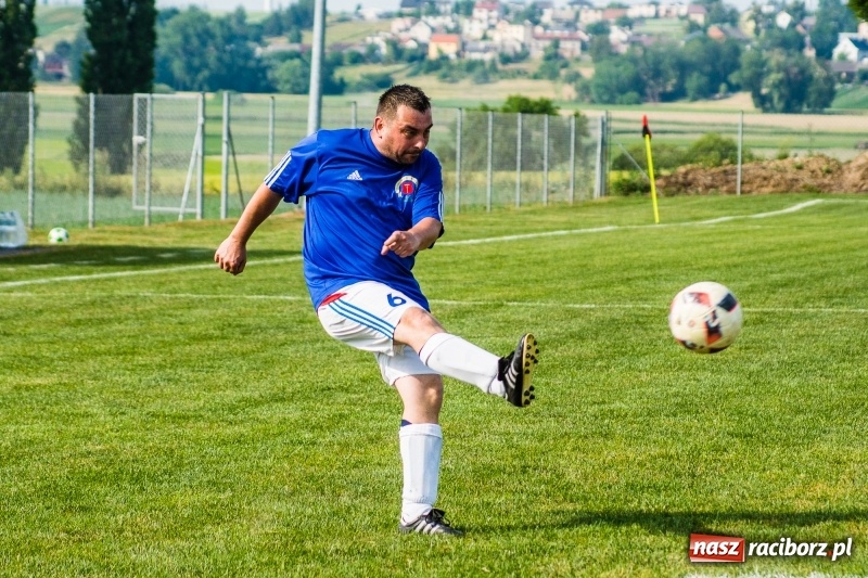 Zdjęcie w galerii na portalu naszraciborz.pl: Turniej oldbojów w Borucinie. Pietrowice z pucharem. Poważna kontuzja zawodnika FC Bavaria wiadomości z regionu